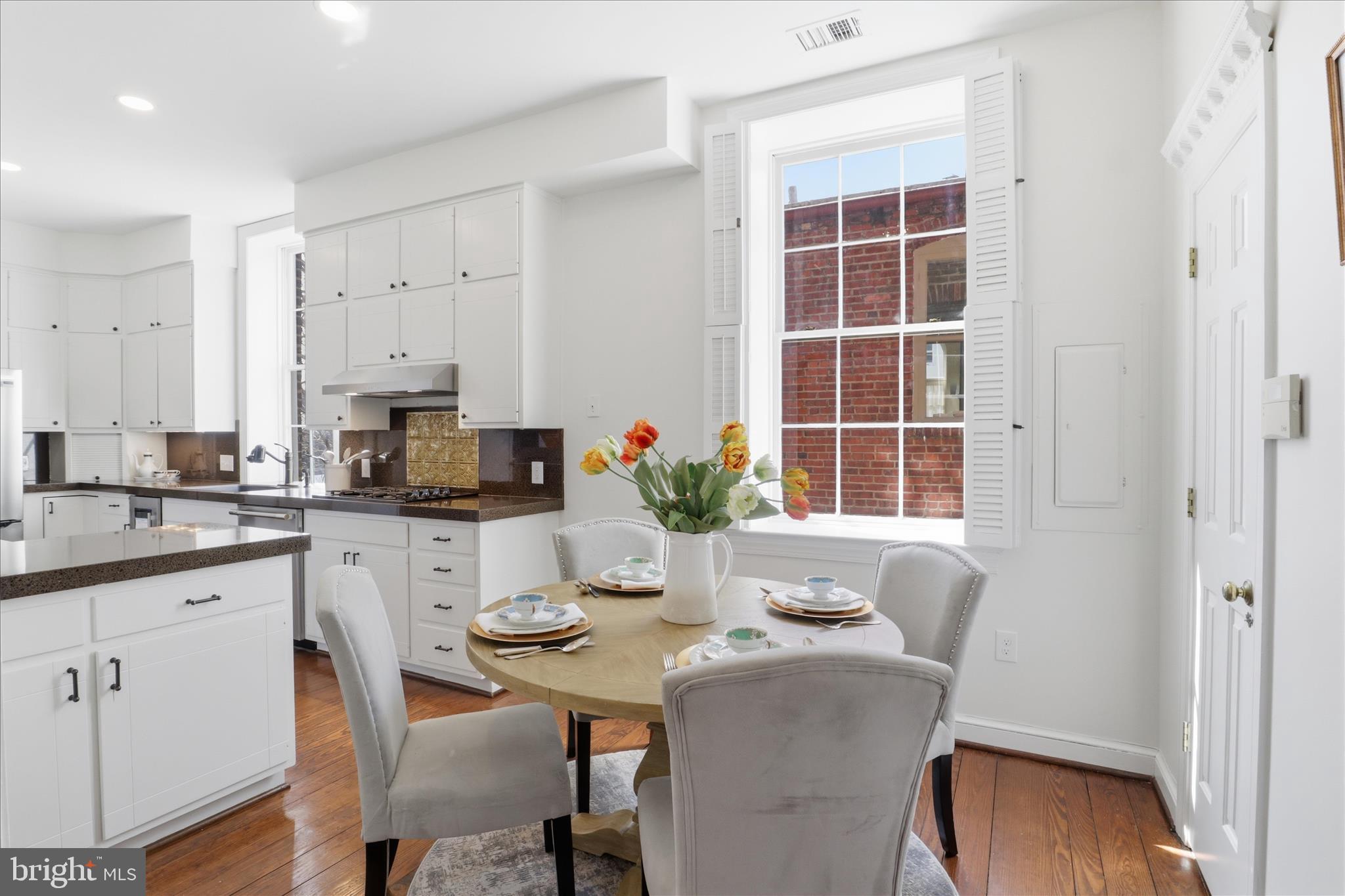 THOMPSON HOUSE - Residential