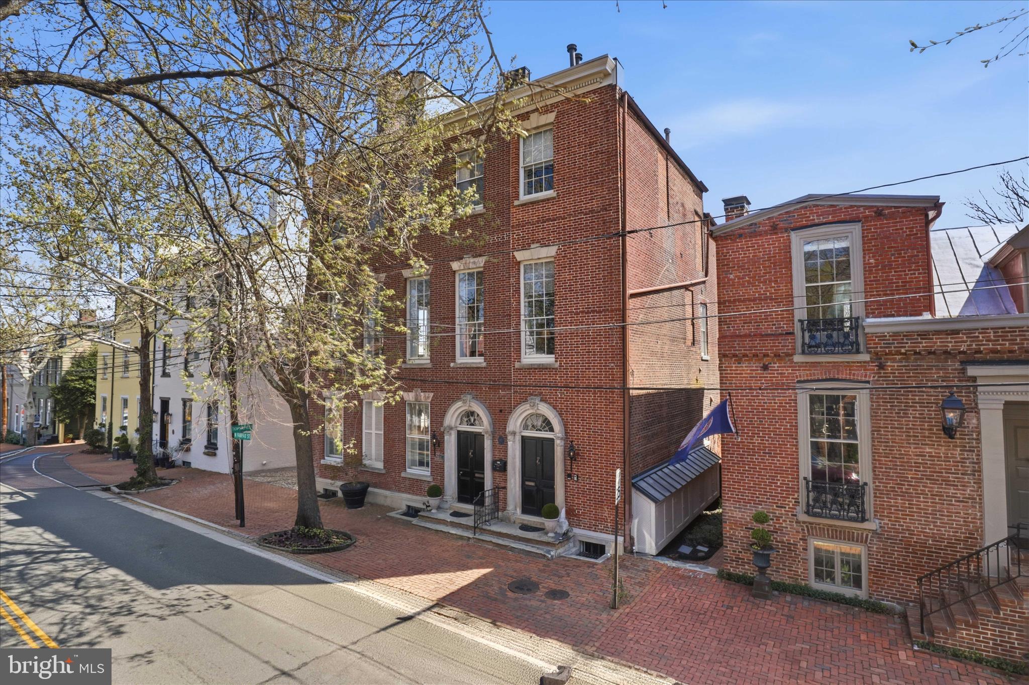 THOMPSON HOUSE - Residential