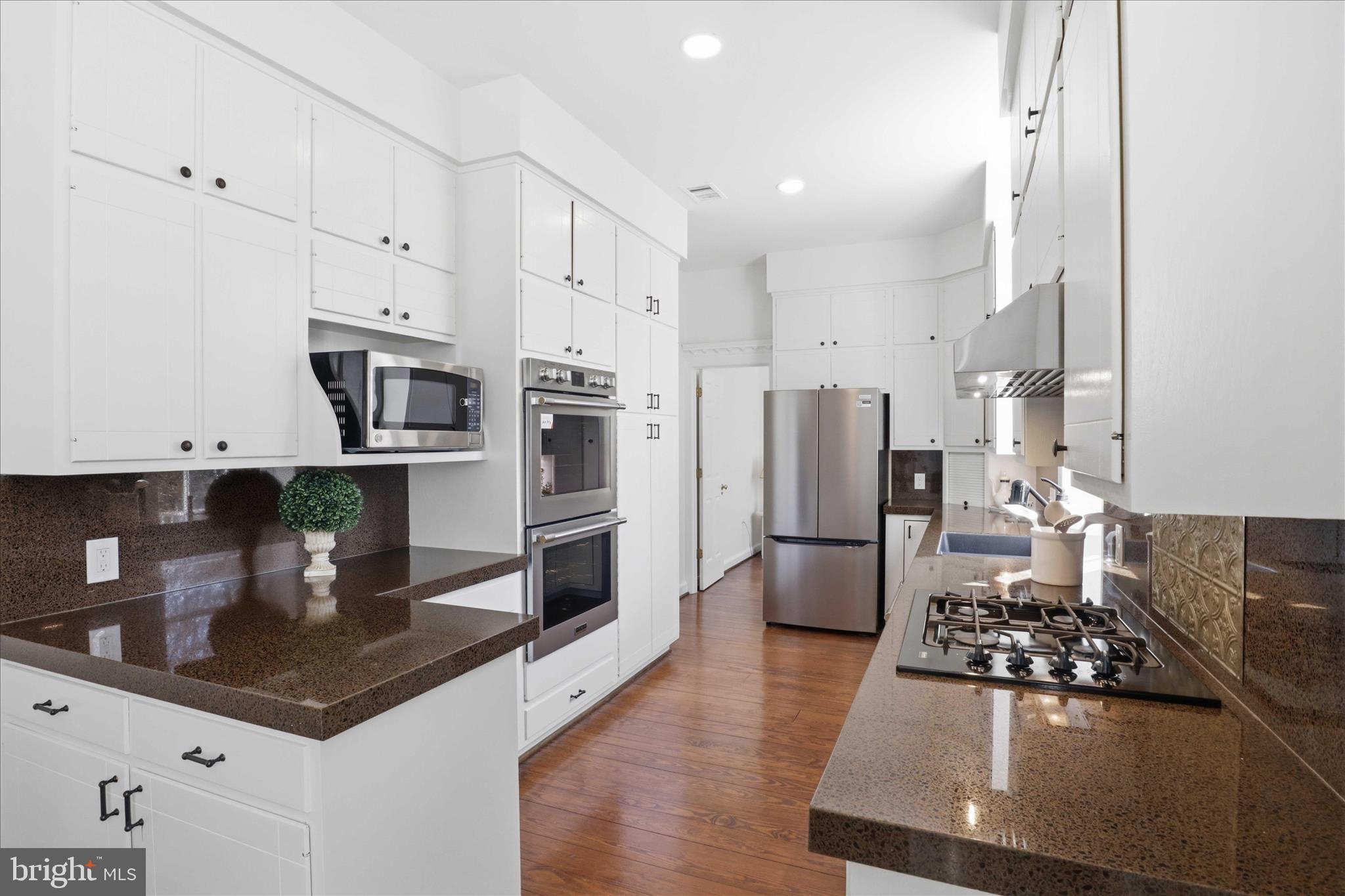 THOMPSON HOUSE - Residential