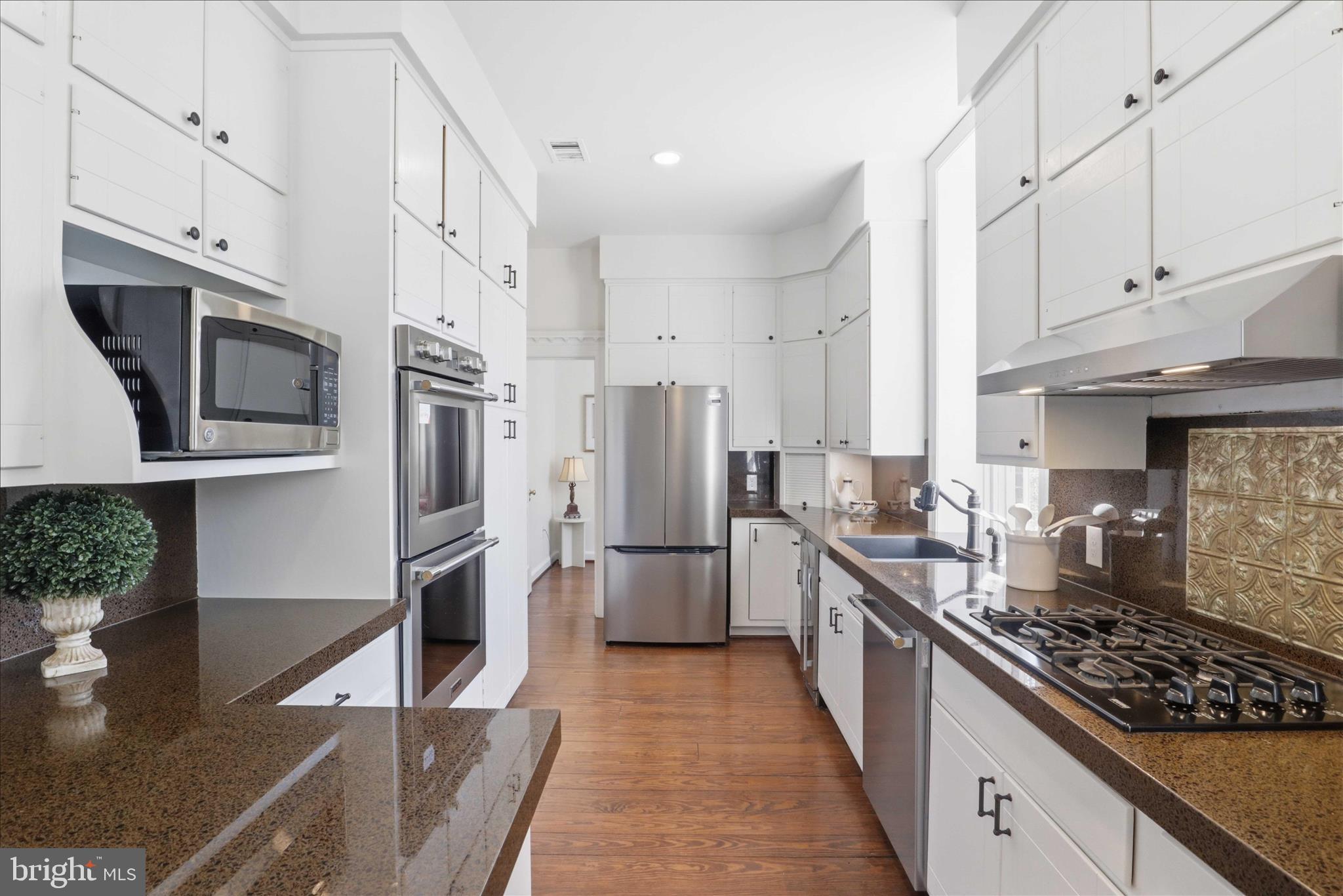 THOMPSON HOUSE - Residential