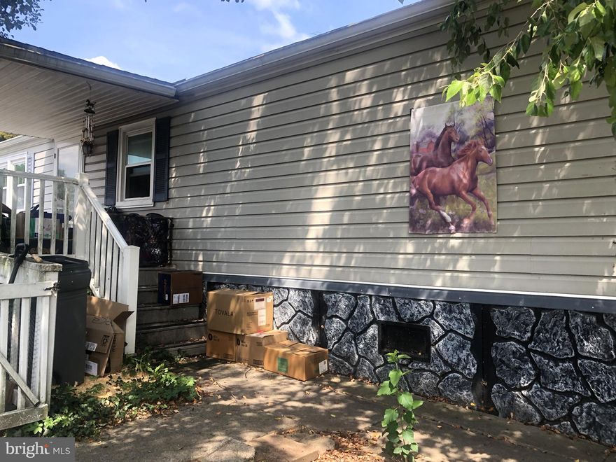 14'  X 70' Single Wide. MAJOR REHAB NEEDED! This Property is being sold AS IS with no repairs being made by Seller. This  Seller will probably be leaving unwanted possessions in the home after closing. Property is in Below Average Condition. Perfect project to eventually live in or Flip!  Buyer must still be park approved to flip or occupy. Cash ONLY. This is not bank owned or a short sale.

 Off-street parking for 2 vehicles.