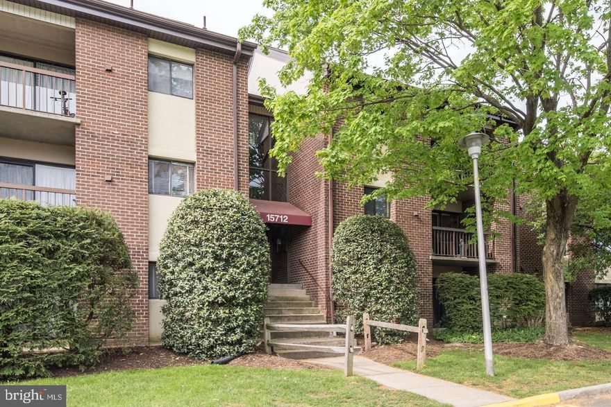 METICULOUSLY RENOVATED OPEN FLOOR PLAN 3BR, 2 BA SPACIOUS CONDO ON THE MAIN LEVEL IN BROOK MILL ASSOCIATION CLOSE TO SHOPPING, SEVERAL MAJOR ROUTES, AMENITIES.  VERY SPACIOUS OPEN FLOOR PLAN FOR LIVING ROOM, DINING & KITCHEN w/BRIGHT RECESS LIGHTS, H/W FLOORS. KITCHE w/CHERRY CABINETS, CENTER ISLAND, GRANITE COUNTER, SS APPLIANCES. LARGE MBR w/TWO WALK-IN-CLOSETS, ATTACHED REN. BATH, SEP SINK. TWO MORE BEDROOMS w/REN. HALLWAY FULL BATH. FRESH PAINT, NEW HVAC UNIT. ALL BEDROOMS HAVE H/W FLOORS. SHOWS WELL. PRICED TO SELL. AGENT IS THE OWNER.