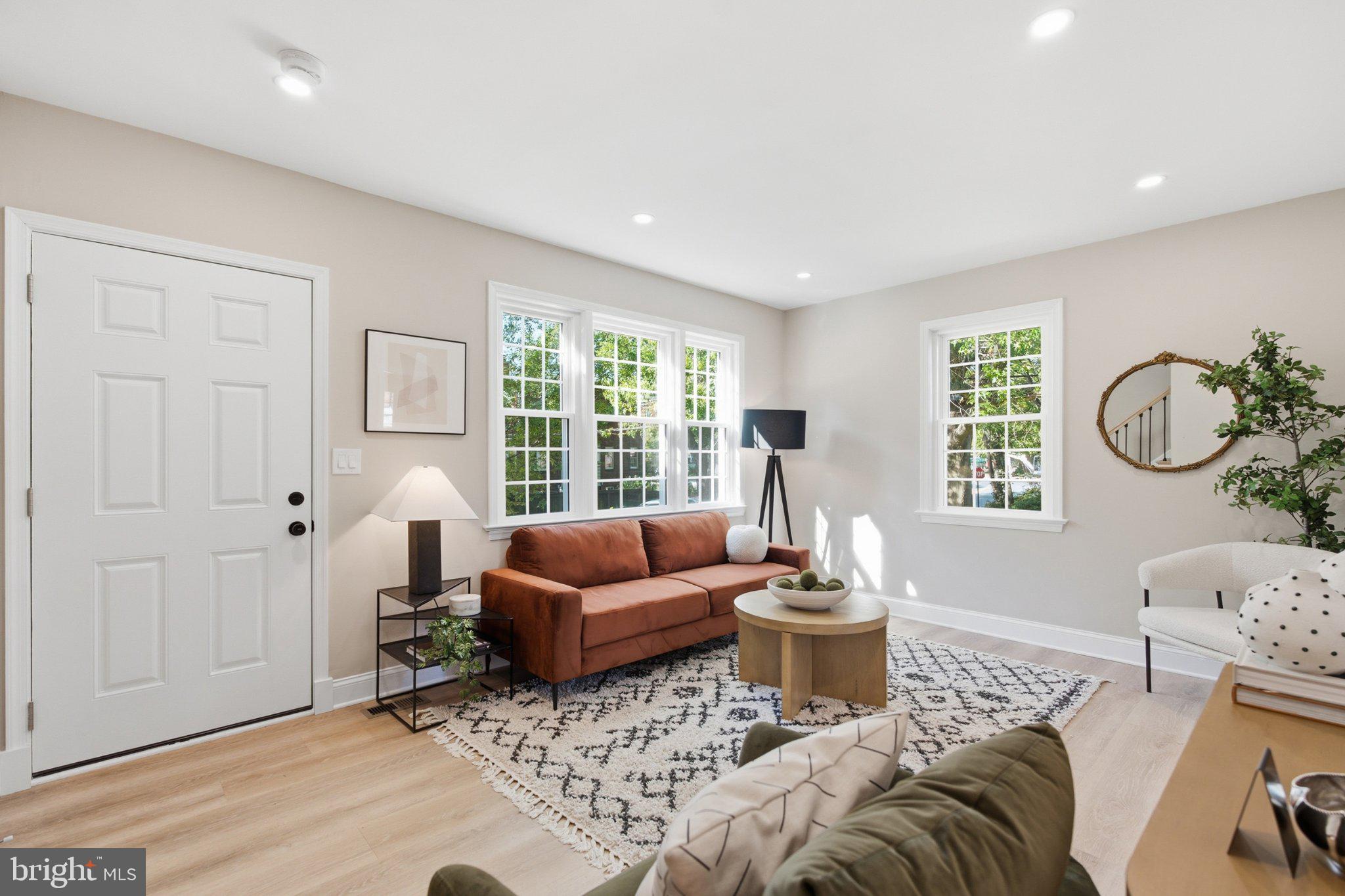 4 E ROSEMONT AVENUE
