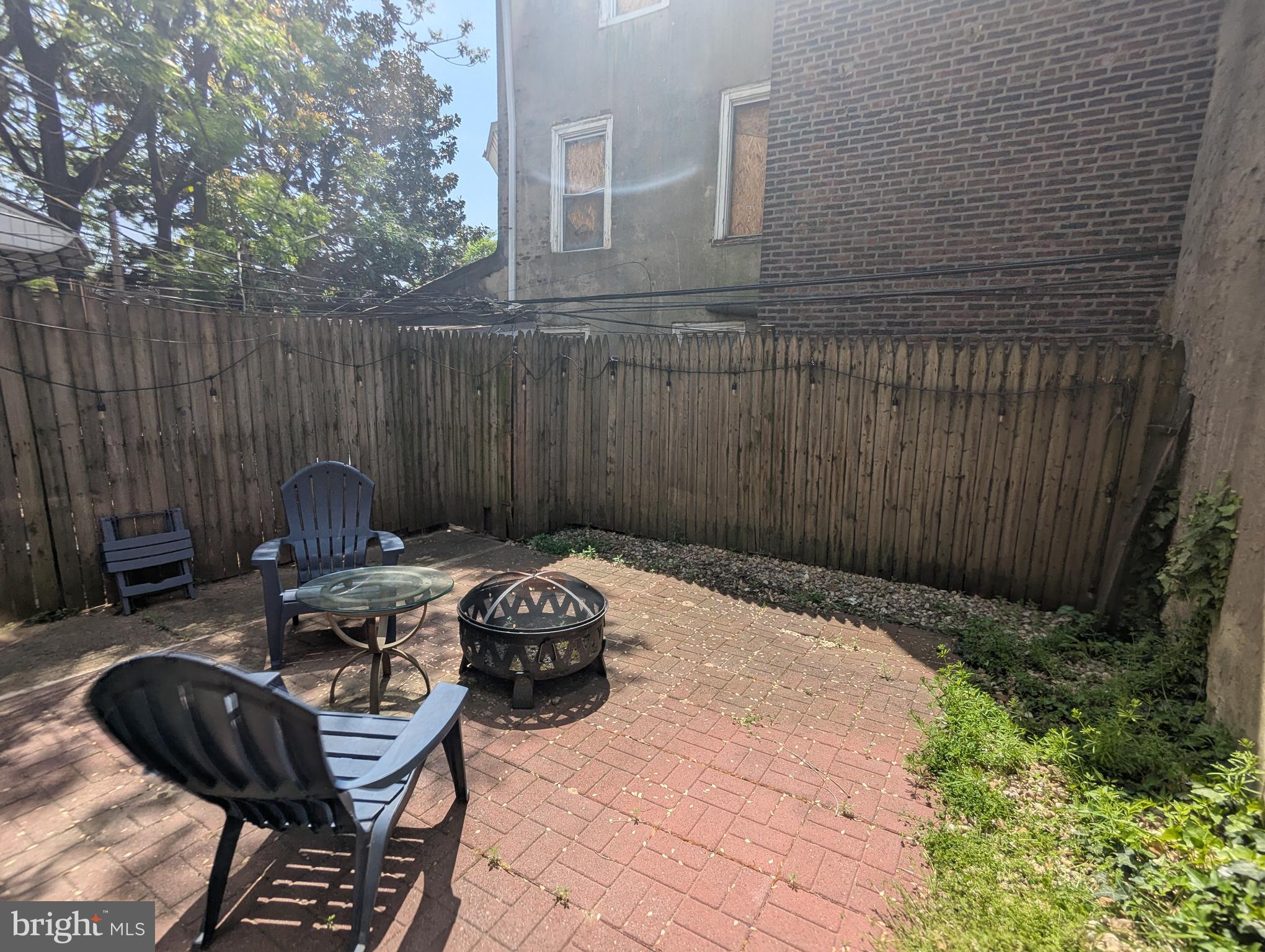 Available June 1st, this well maintained apartment with an updated kitchen, nice bath, (stall shower) hardwood floors, air conditioning, spacious PRIVATE YARD, storage locker & washer/dryer in basement.
Located in Fairmount, near center city, and just a short walk to the park, the river, and the museums. Surrounded by restaurants, coffee shops, nightlife, shopping, and other neighborhood services.