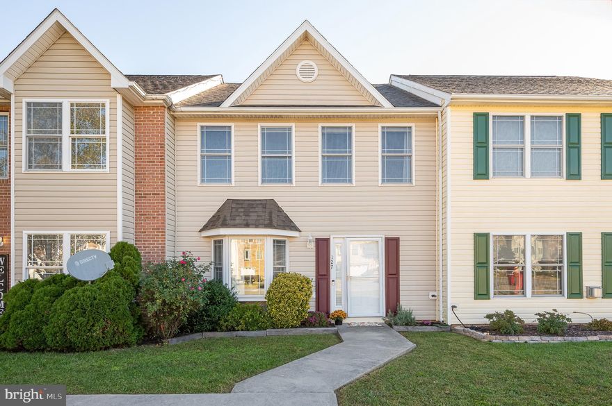 Welcome to golf course living in this well maintained 3 bedroom; 2- and 1/2-bath townhouse.  This gem is located in the desired Locust Hill golf community. It is in excellent condition and MOVE IN READY.   It backs up to the 2nd fairway of the golf course. The living room is very spacious and has hardwood floors, crown molding, and a lovely bay window. Large kitchen/dining room features granite counters with a large island. Laundry area is nestled away on the first floor.  Upstairs (completely hardwood), you'll find the primary bedroom (vaulted ceiling) with attached bathroom, two (2) other bedrooms and guest bathroom completes the 2nd floor.  Conveniently located in Charles Town and close proximity to shops schools, parks, Rt. 51 and other major commuter routes.  
This house is a must see!!------ Locust Hill is a public golf course that offers memberships. The clubhouse contains a restaurant and bar that is open to the public.