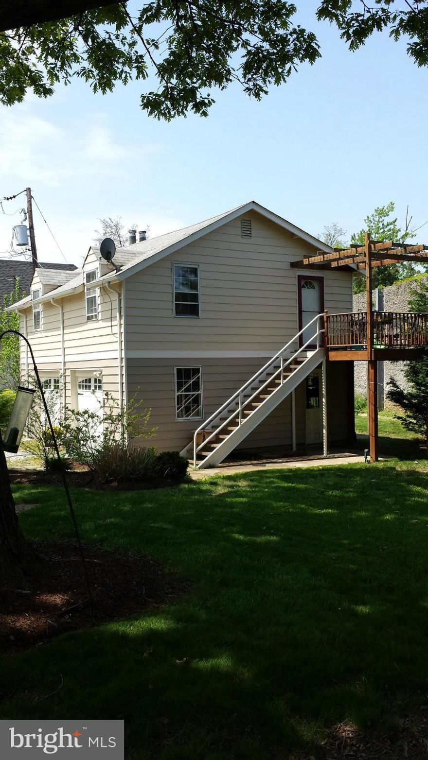 Great Little 2BR 1BA DETACHED Carriage Apt. w/ Private Garage/Workshop & large shared yard with lots of off street parking. Full Attic storage.Owner welcomes Large & multiple pets & includes a small fenced pet yard. Easy Commute: Located in quiet park like neighborhood between Springfield and Van Dorn Metros with two easy points of access to FFX County Pky(7100) & I-95/495. Trash included