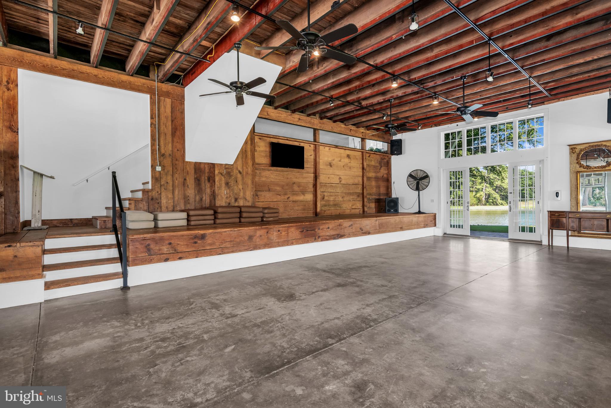 NORTHAMPTON - Residential