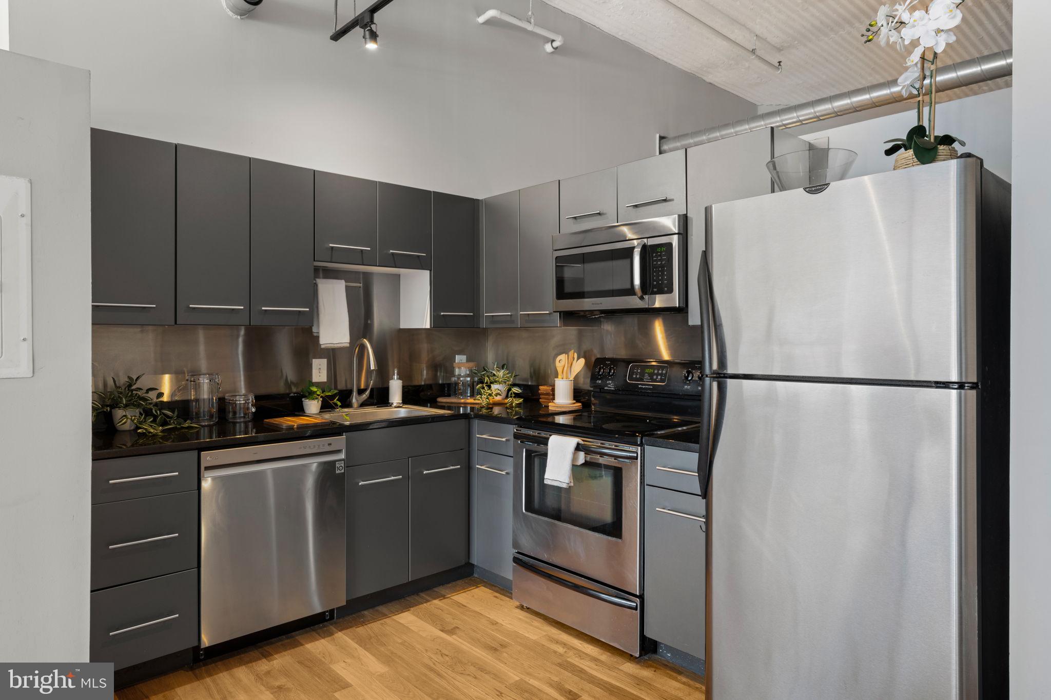 LOGAN SQUARE - Residential