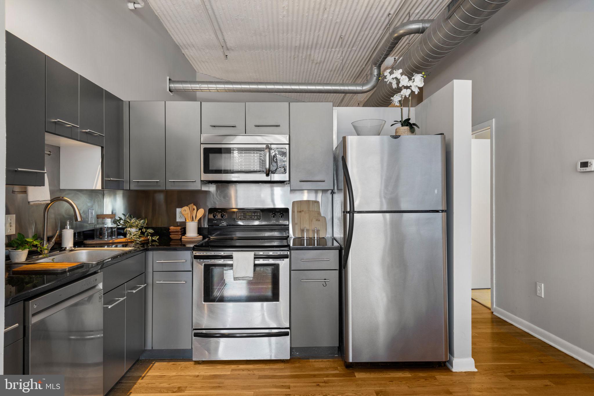 LOGAN SQUARE - Residential