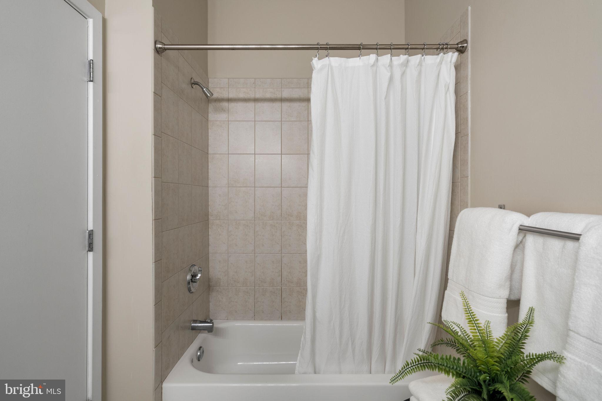 LOGAN SQUARE - Residential