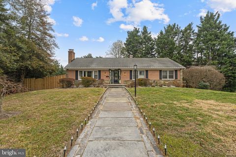 Photo of 5001 Overlea Court, BETHESDA, MD 20816 (MLS # MDMC2216324)