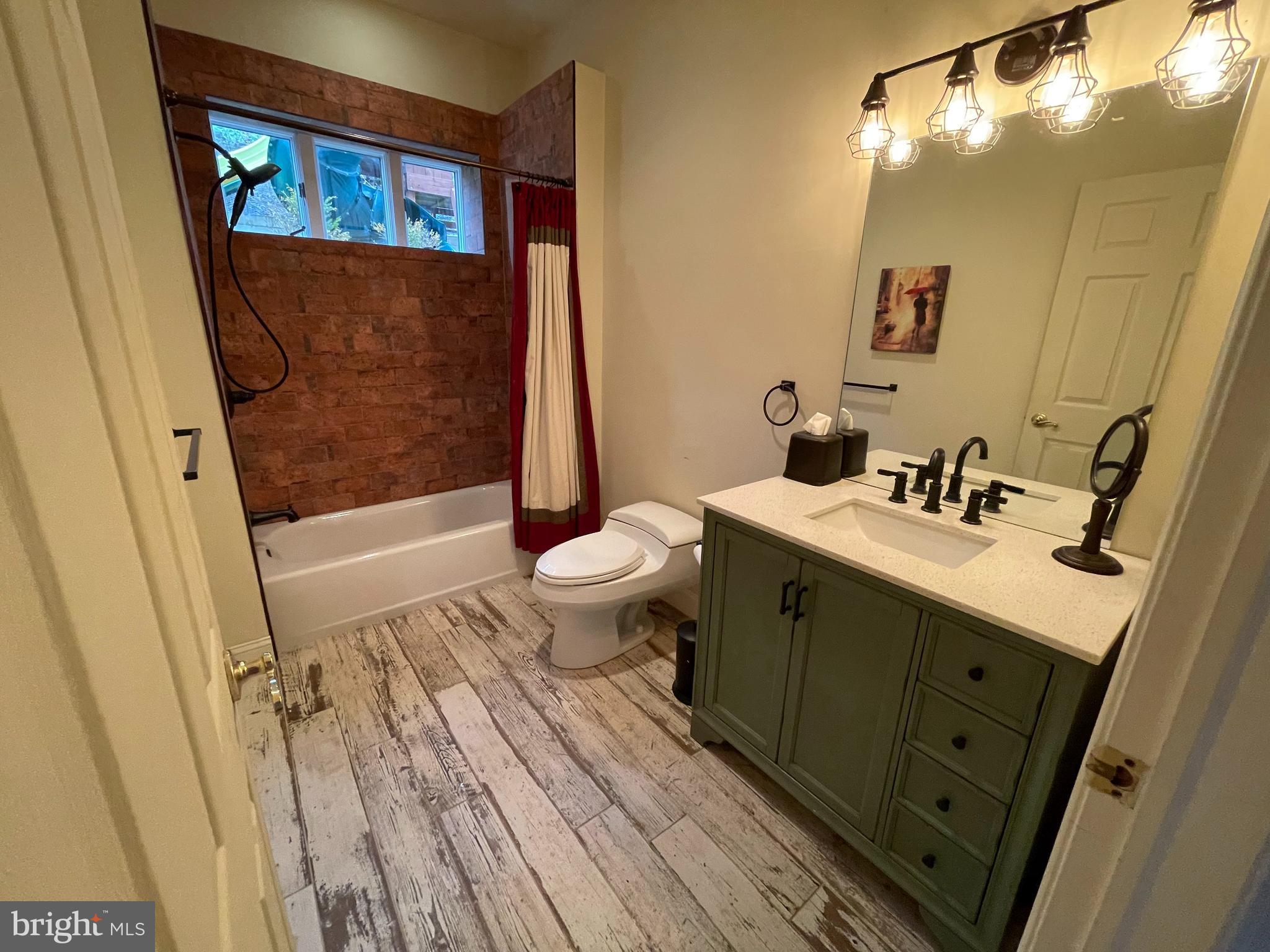 NEWTOWN SQ - Residential Lease