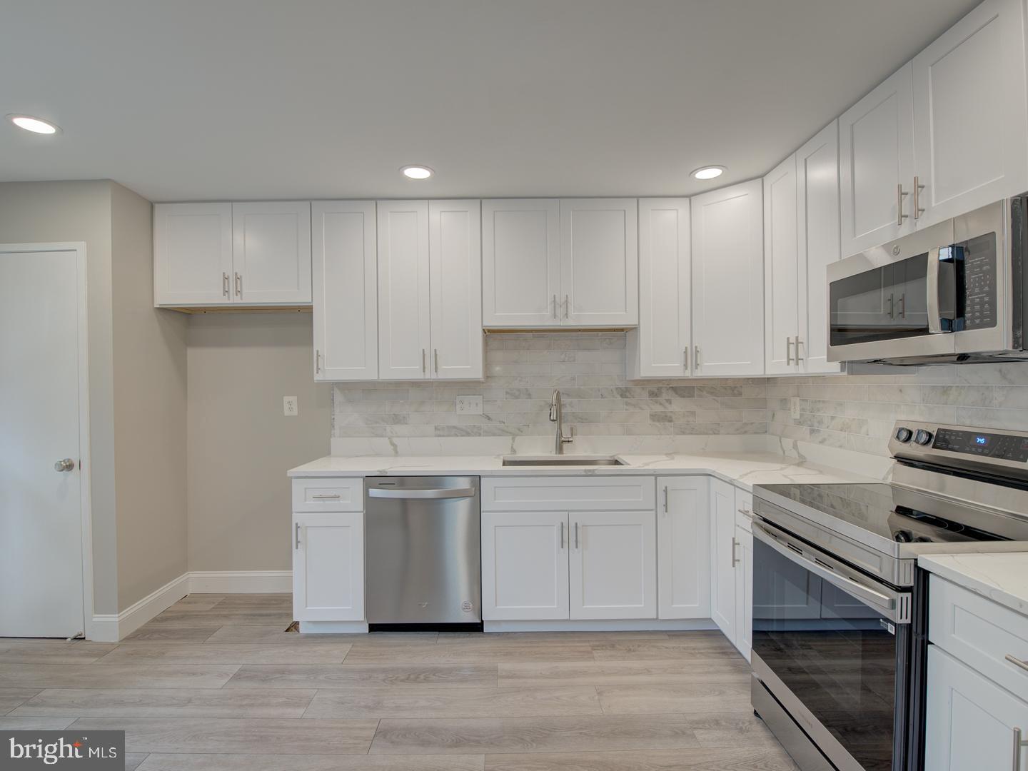 TYSONS COURT - Residential Lease