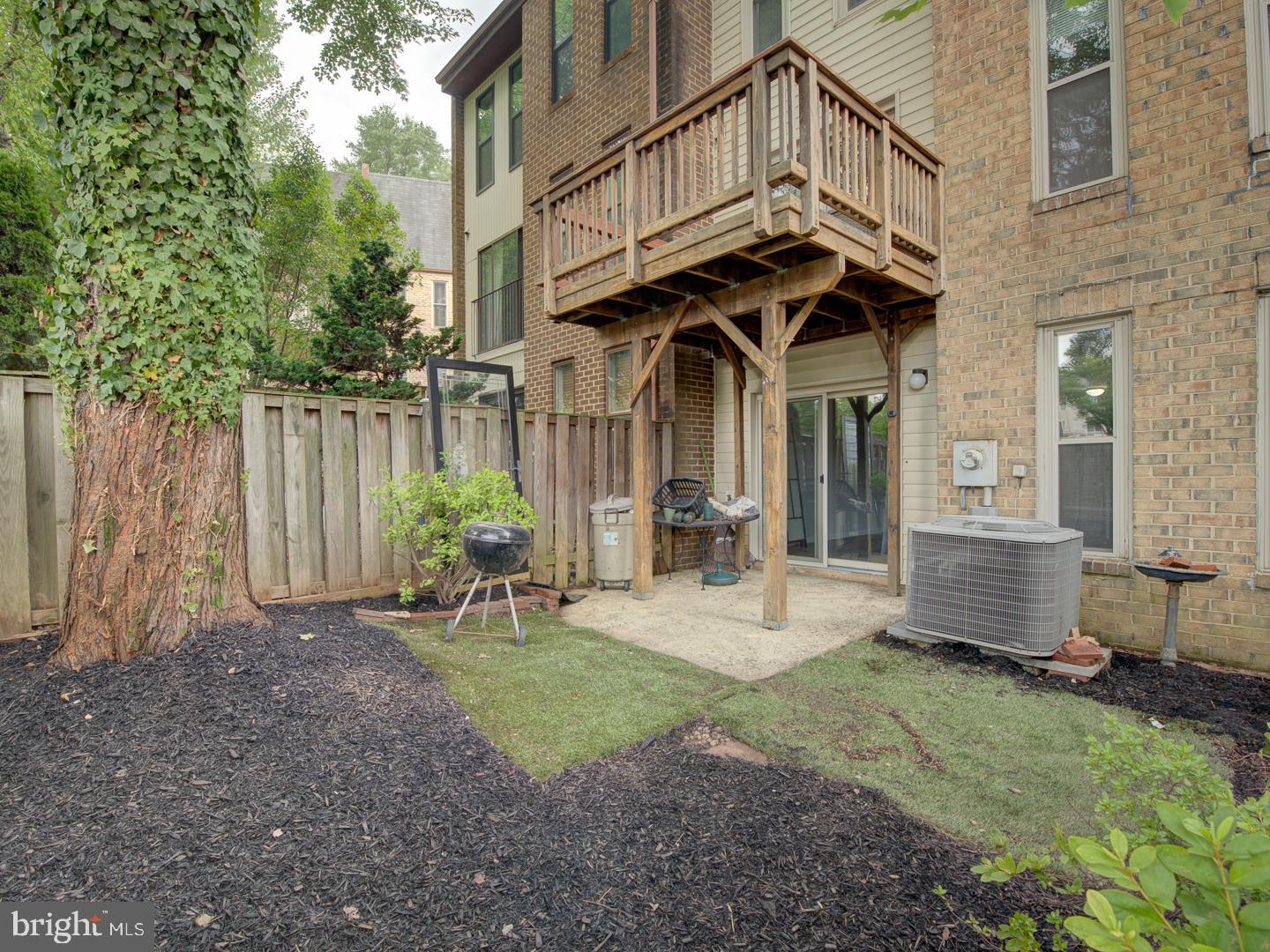 TYSONS COURT - Residential Lease