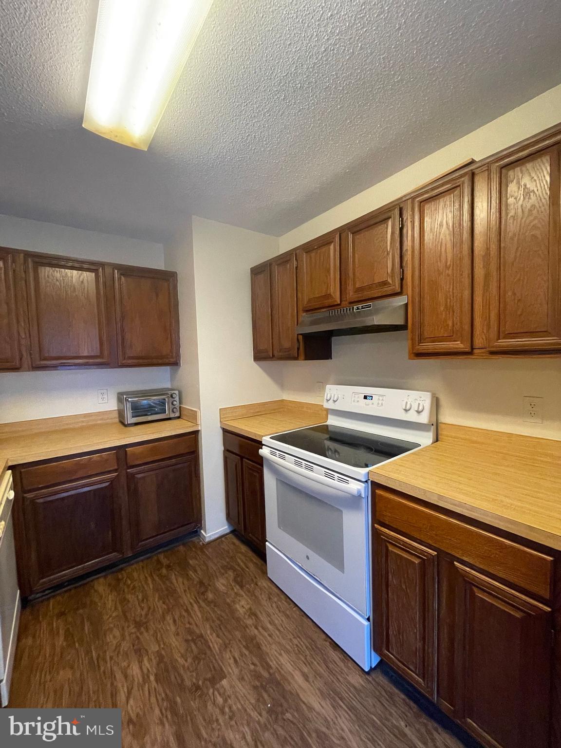 HUNTERS SQUARE - Residential Lease