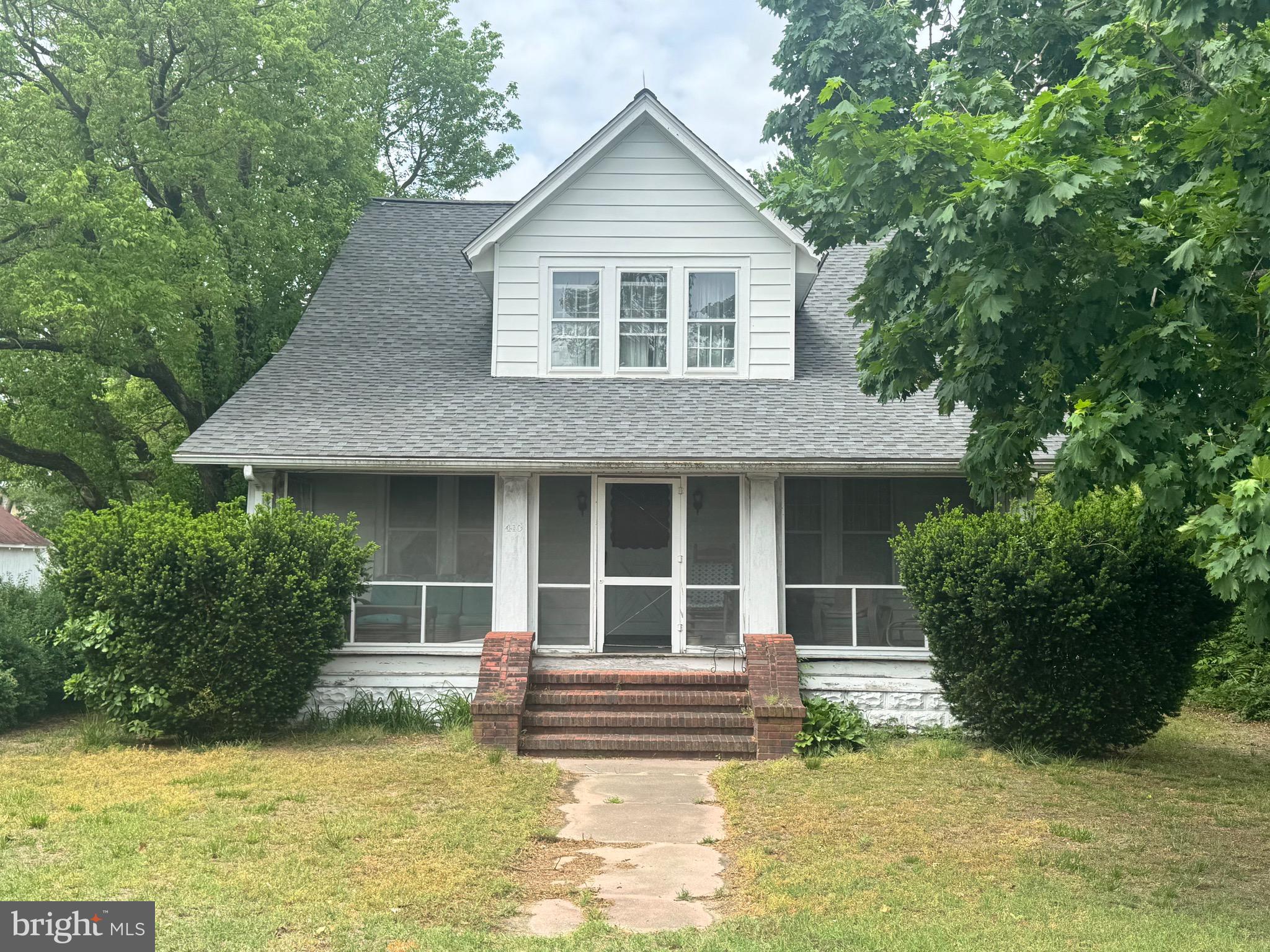 Main image without alt text