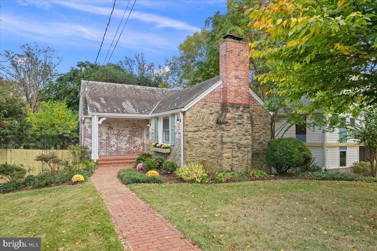 1606 N SPRINGWOOD DRIVE