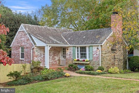 Photo of 1606 N Springwood Drive, SILVER SPRING, MD 20910 (MLS # MDMC2194920)