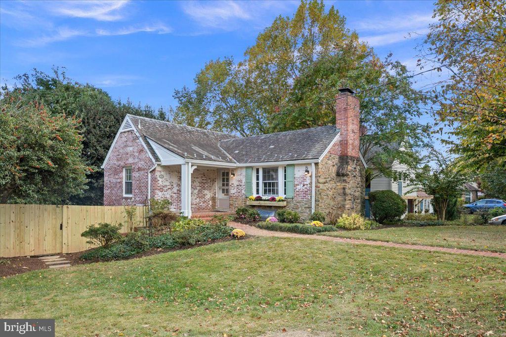 Photo of 1606 N Springwood Drive, SILVER SPRING, MD 20910 (MLS # MDMC2194920)