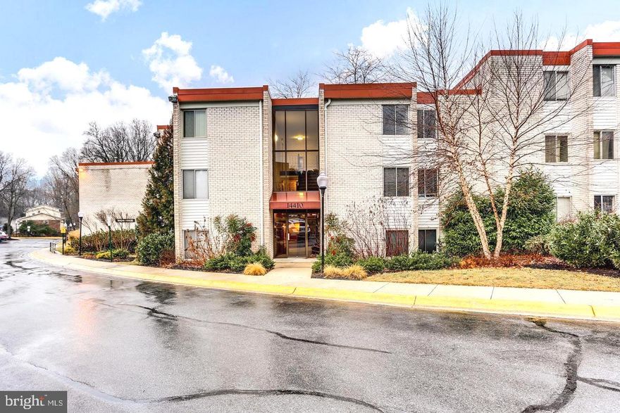 Top floor unit w/ soaring ceilings and no neighbors above. Bright & open sunken living room feat balcony overlooking tree-lined courtyard. Large bedrooms with walk-in closets. Renovated bathroom. pet friendly condo with gas, heat, water & pool included in fee. Walking distance to shops, grocery, restaurants and bus to metro