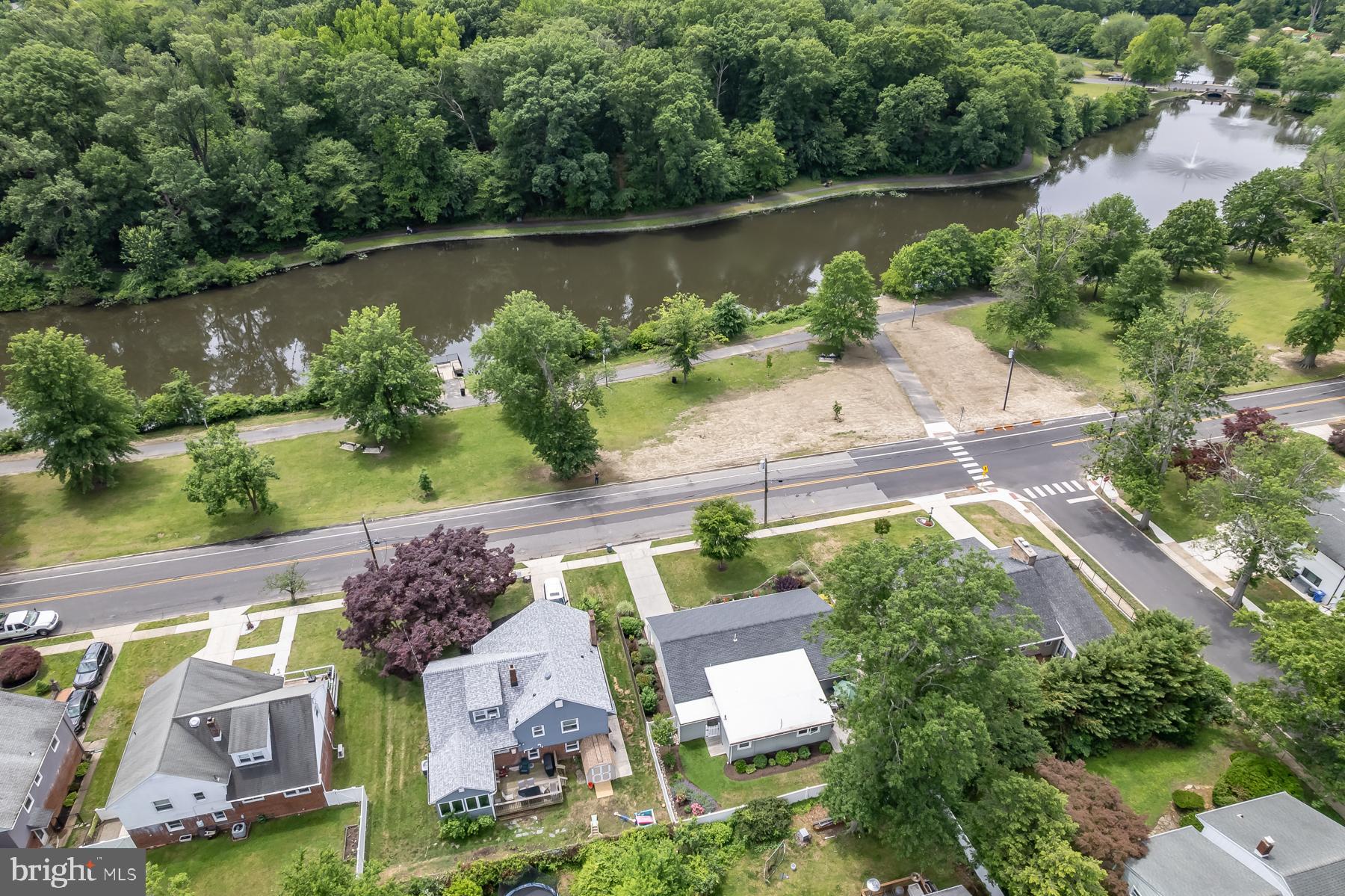1013 LAKESHORE DRIVE