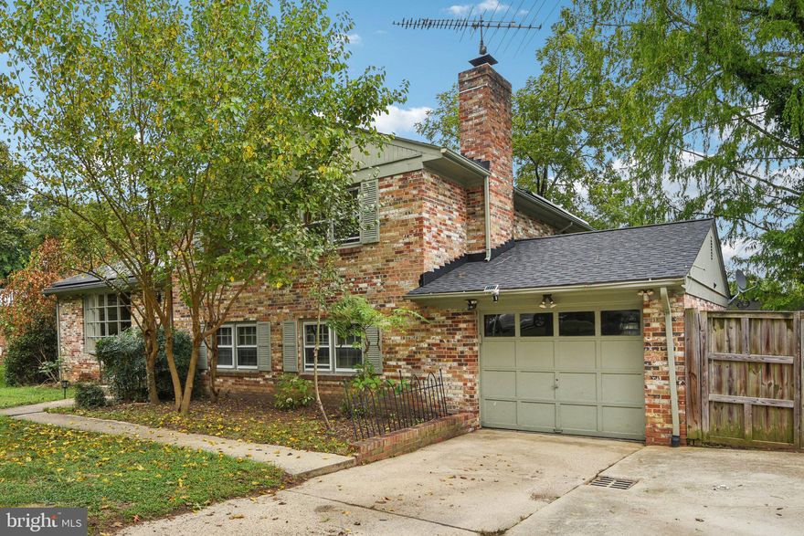 Charming 4-Bed, 2.5-Bath Split Rancher in Fort Washington! 
This inviting split rancher offers 4 bedrooms, 2.5 bathrooms, and a spacious backyard perfect for relaxation or entertaining. Move-in ready with potential for your HGTV-inspired updates. Enjoy privacy and convenience, with easy access to commuting routes and nearby outdoor activities like kayaking, crabbing, and fishing. Schedule your tour today and make this Fort Washington gem your own!