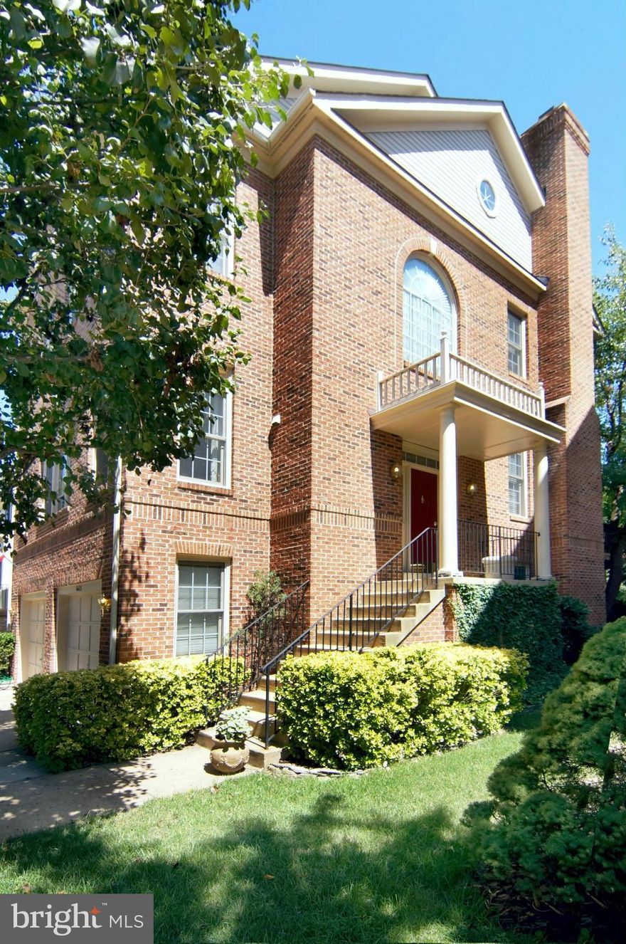 STUNNING RARELY AVAILABLE DORCHESTER MODEL, END-UNIT, SIDE ENTRY, OPEN FLRPLN, HDWDS MAIN LEV,GORGEOUS  REN KIT W/GRANITE/NEW CABS/STAINLESS APPS/, FAMRM OFF KIT, 2 FP'S, UPPER & LOWER DECKS,  VAULTED CEILING IN ALL BDRMS, GORGEOUS  MBR W-WALK-IN CLOS, LUX MBA W/JETTED TUB-SEP SHR, HUGE RECRM W/ 2ND FP- A PERFECT 10!  MOVE IN READY AND CLOSE TO 2 METRO STOPS, WALK TO KINGSTOWNE CENTER FROM HOME!