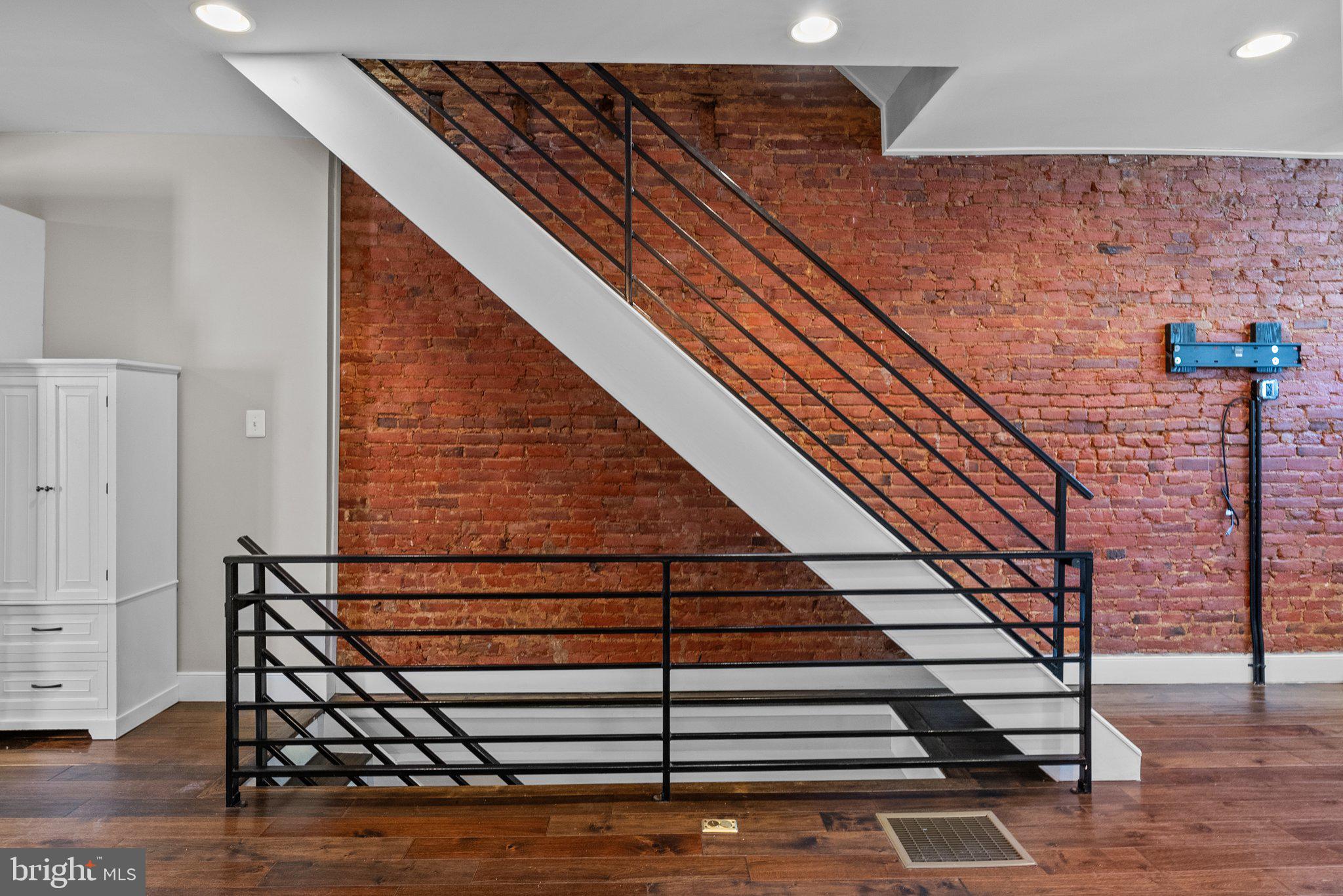 EAST KENSINGTON - Residential