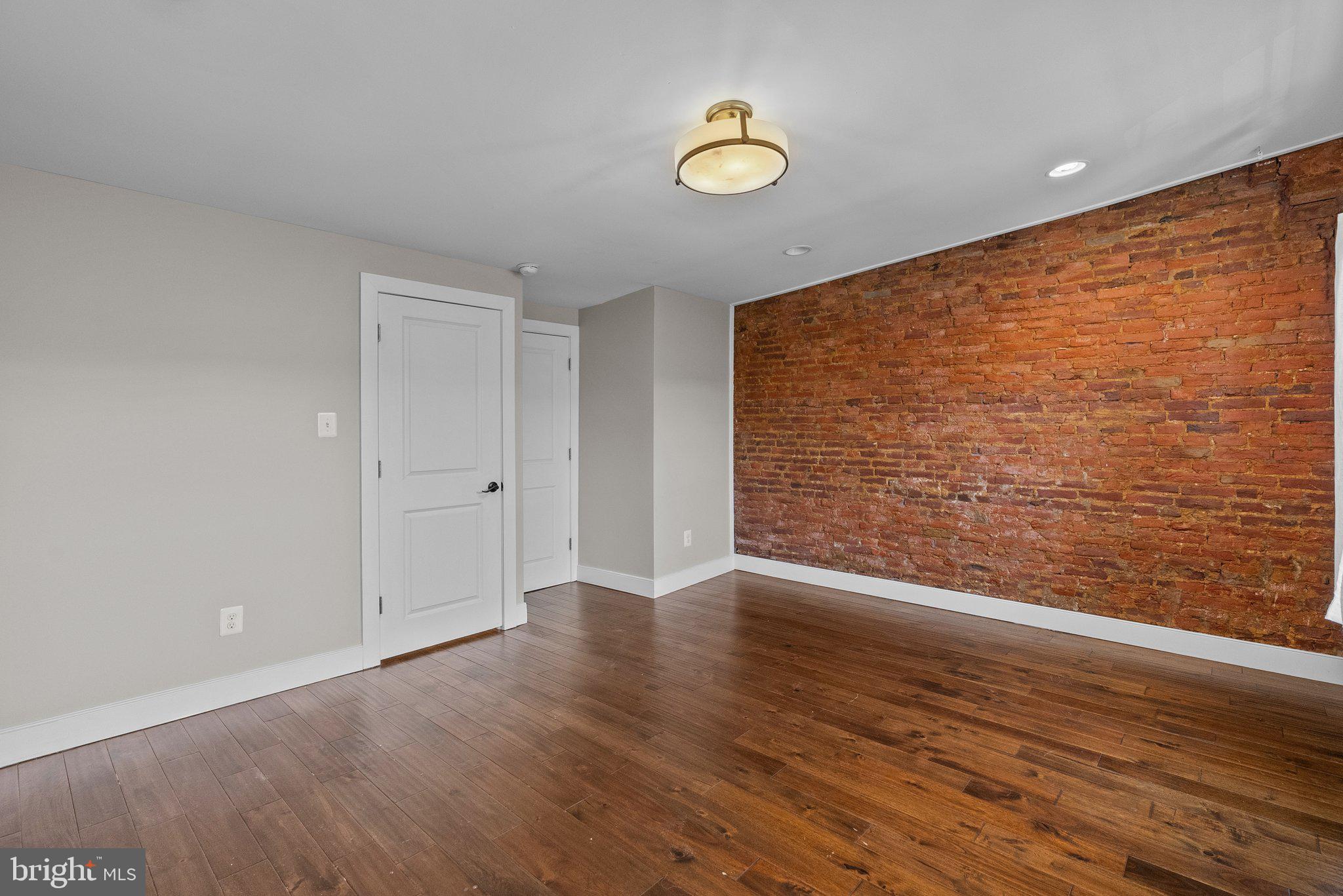 EAST KENSINGTON - Residential