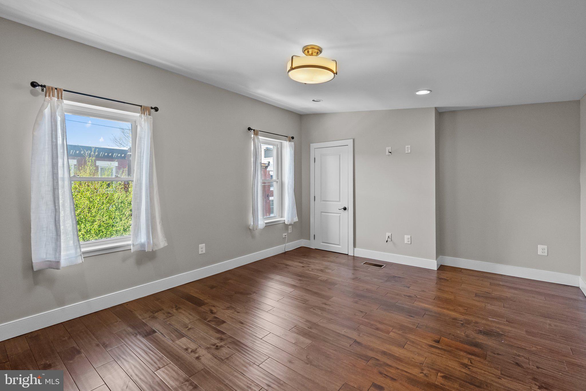 EAST KENSINGTON - Residential