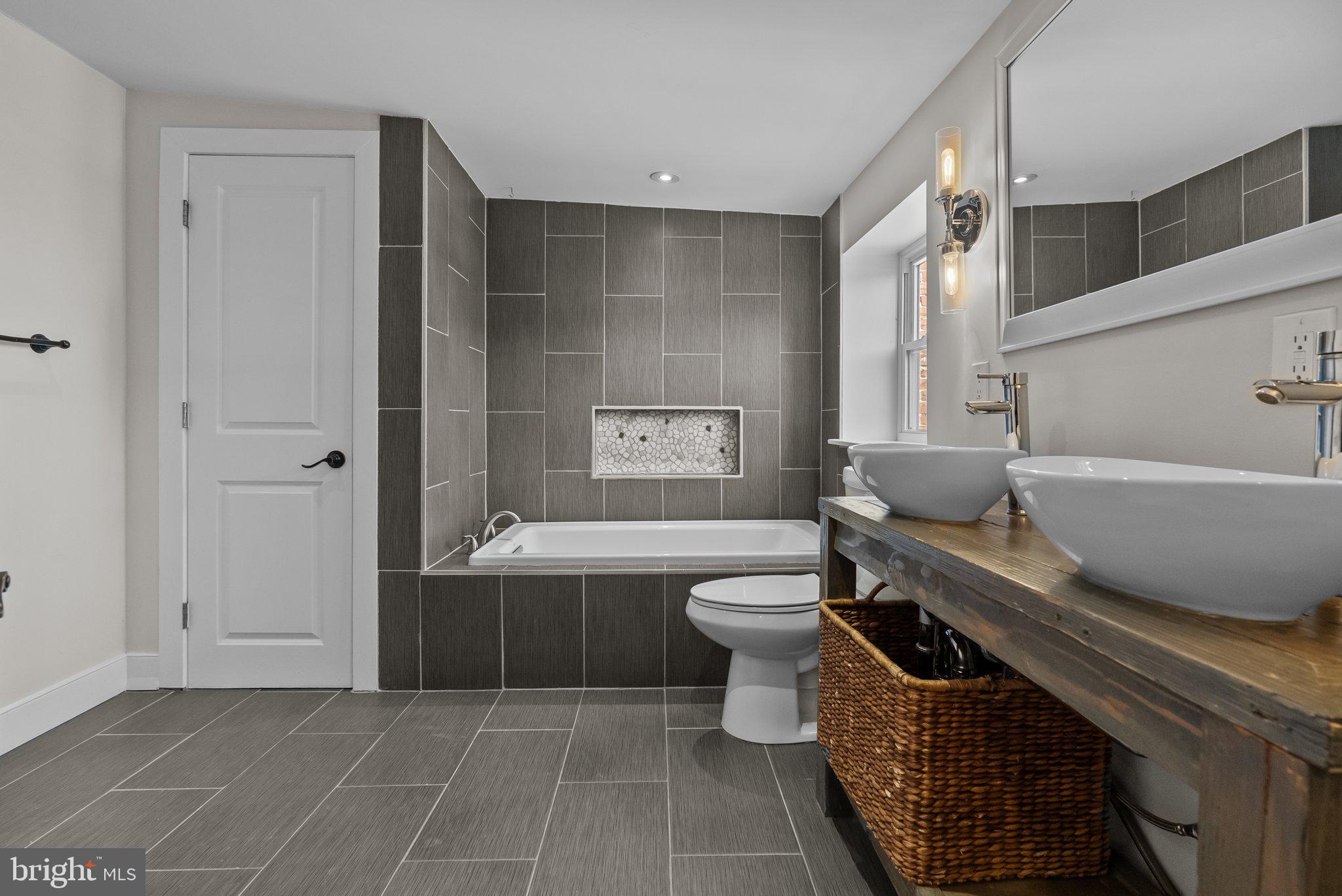 EAST KENSINGTON - Residential