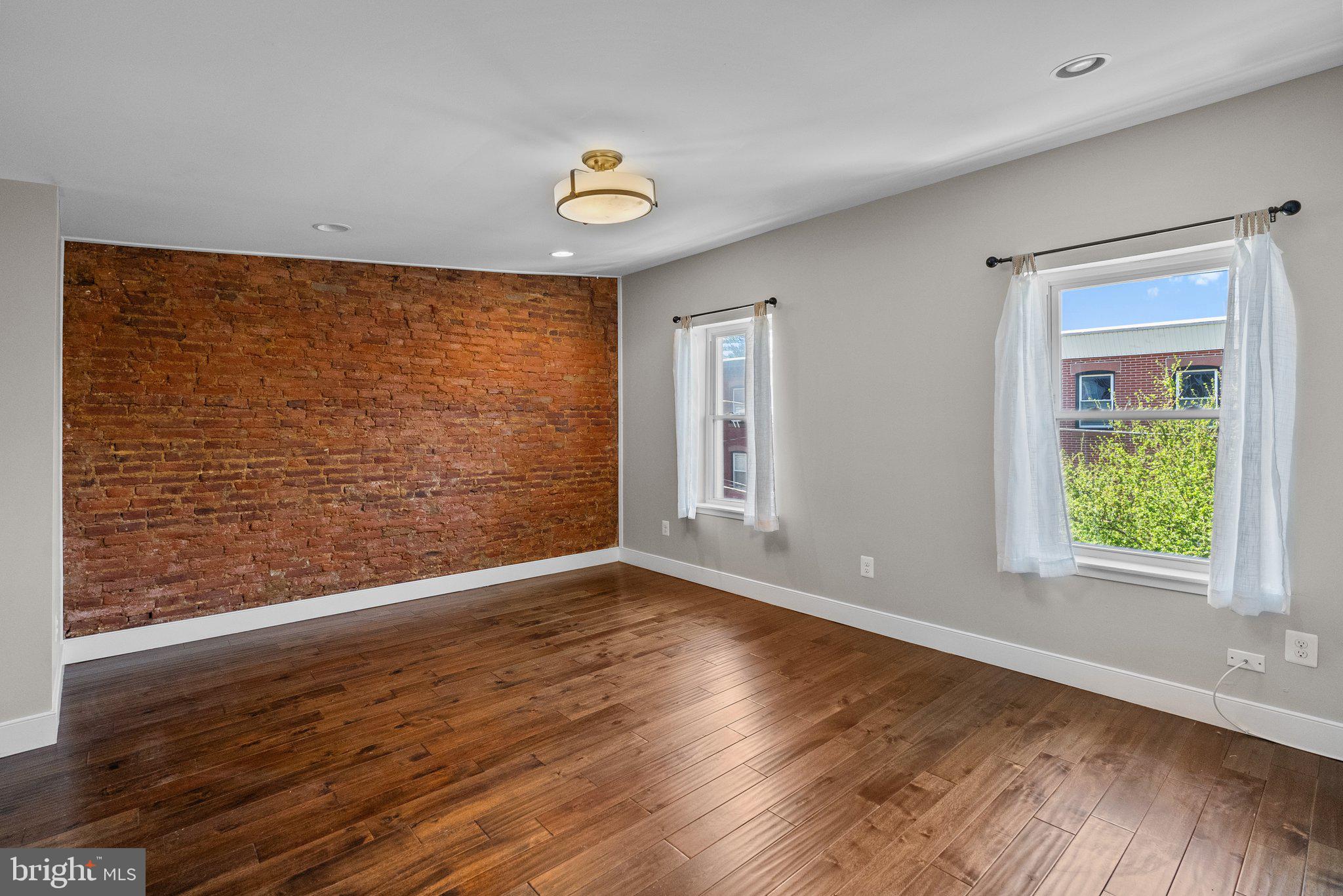 EAST KENSINGTON - Residential