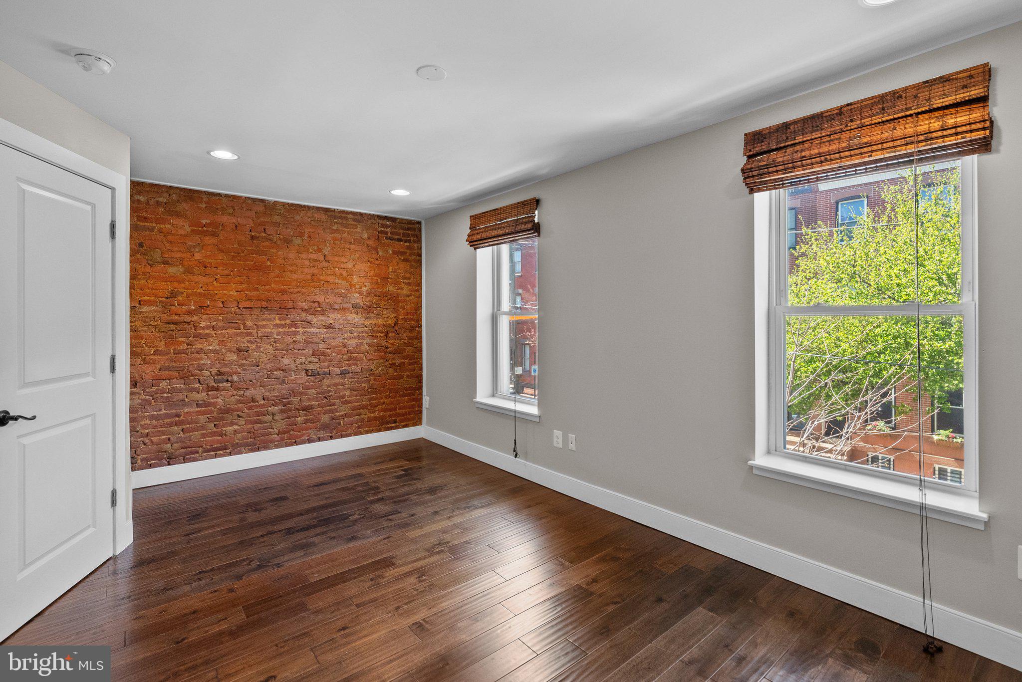 EAST KENSINGTON - Residential