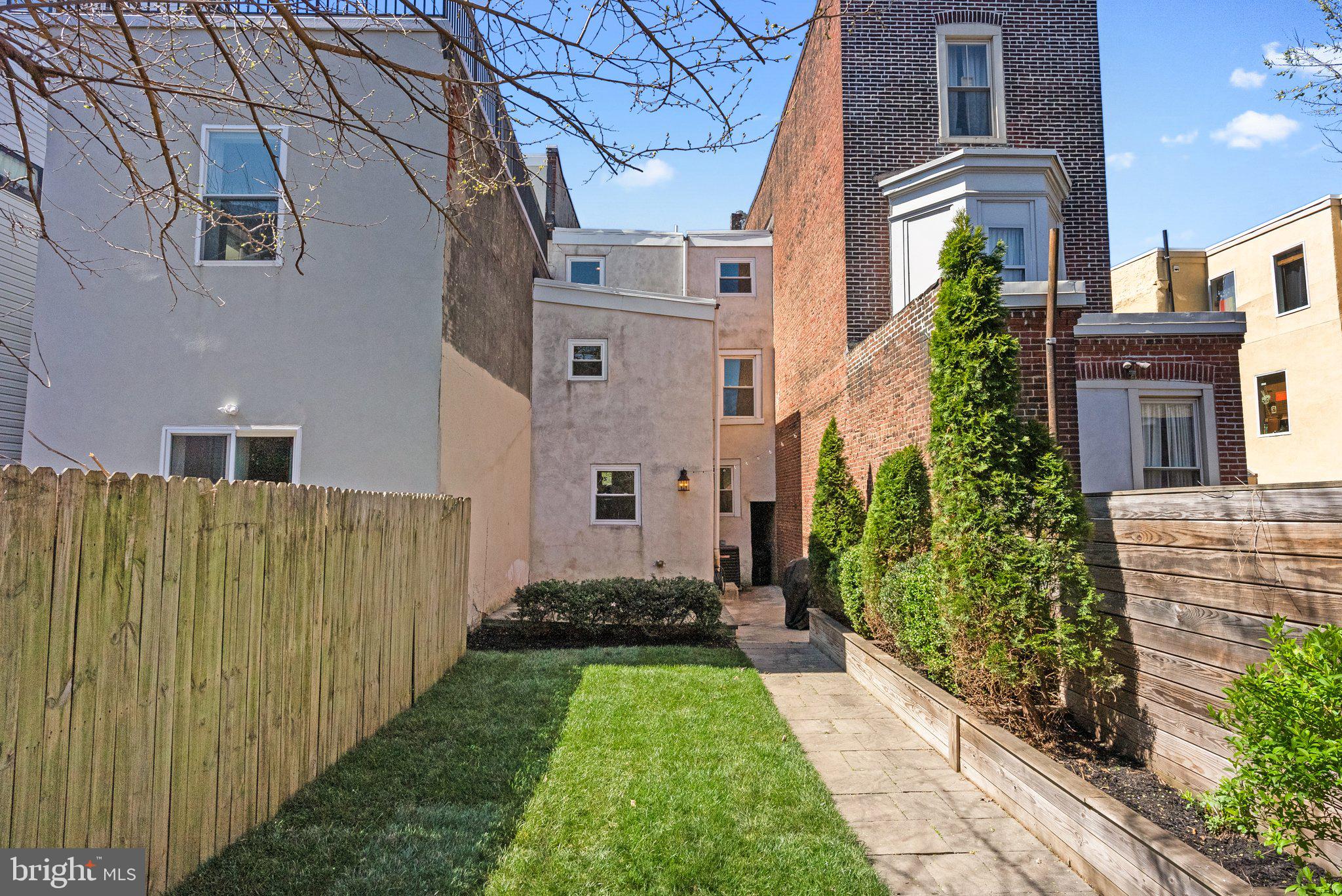 EAST KENSINGTON - Residential