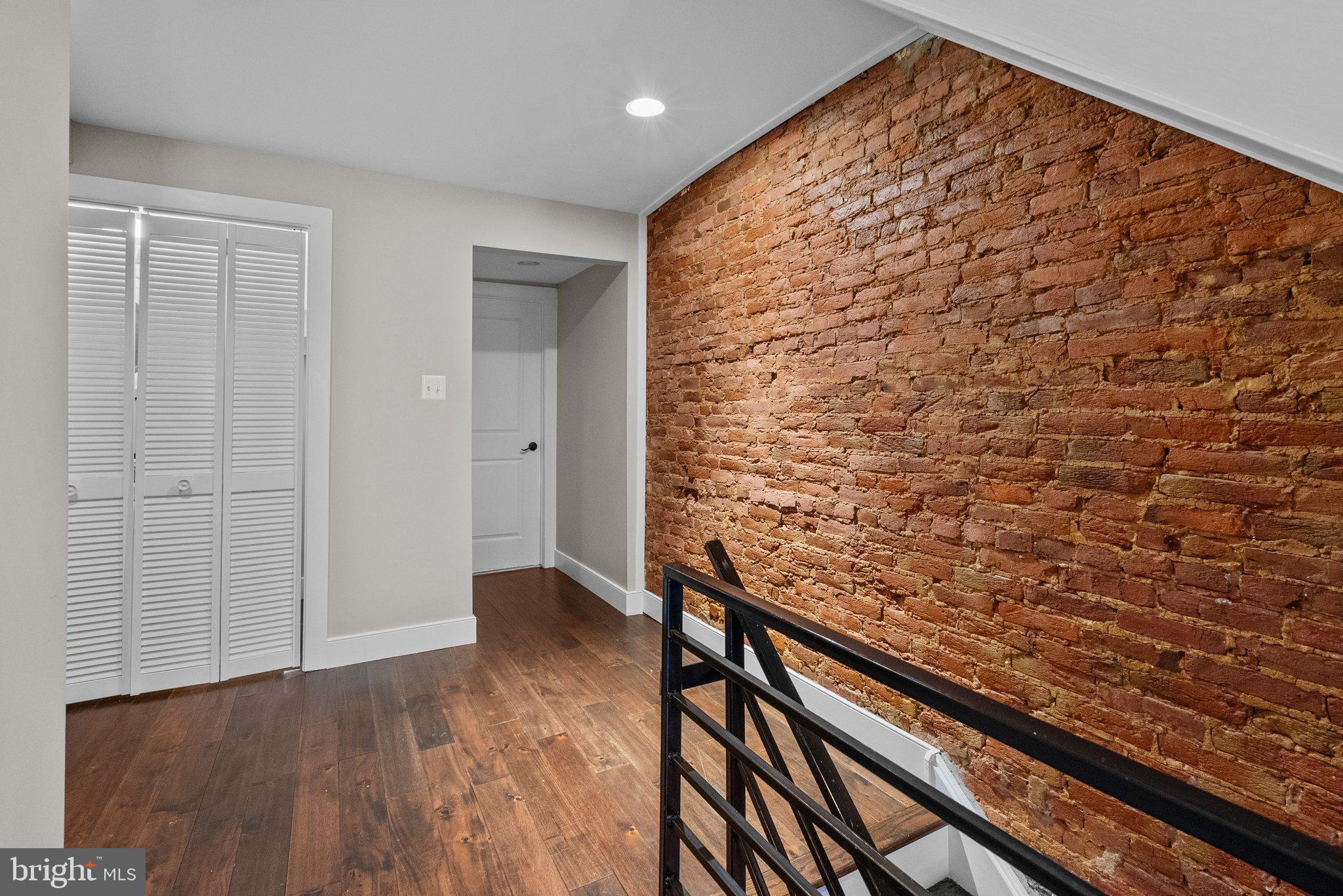 EAST KENSINGTON - Residential