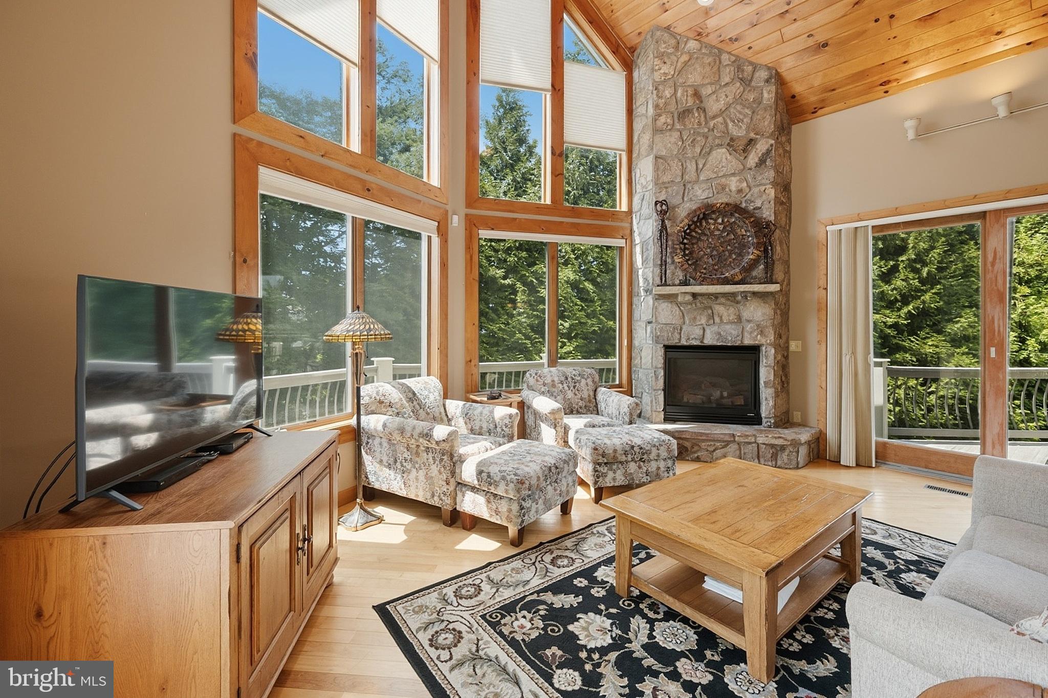 250 LAKE POINTE DRIVE