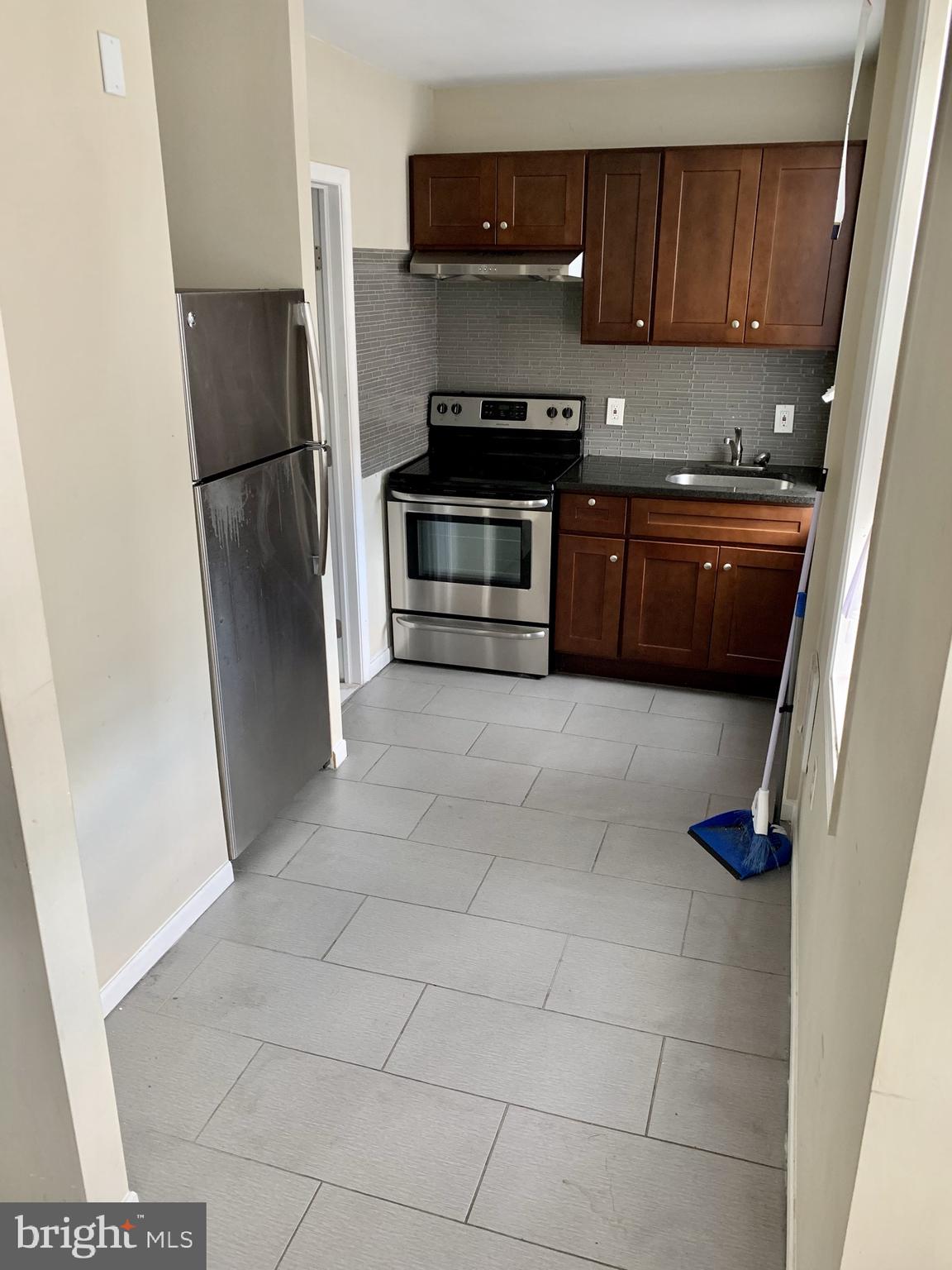 PORT RICHMOND - Residential Lease