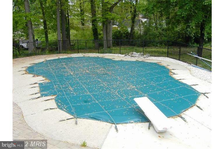 COUNTRY CLUB HILLS - Residential Lease