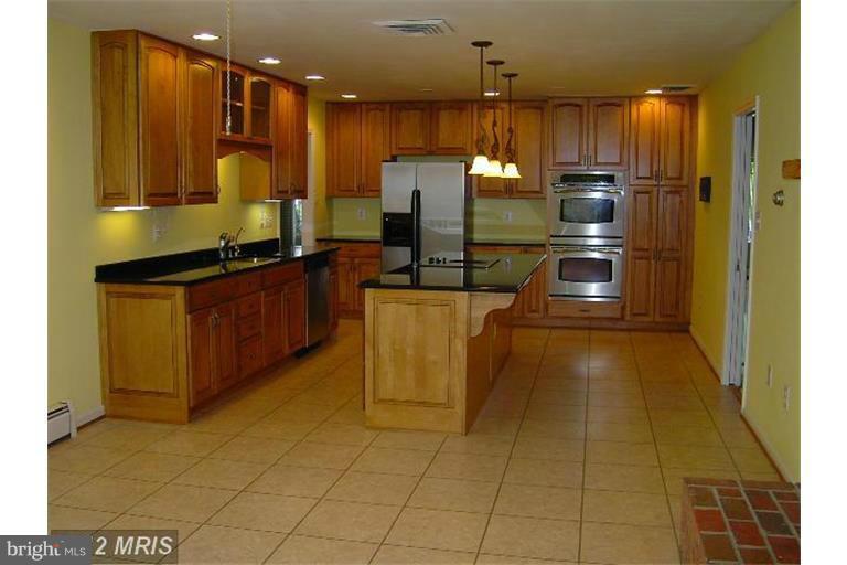 COUNTRY CLUB HILLS - Residential Lease