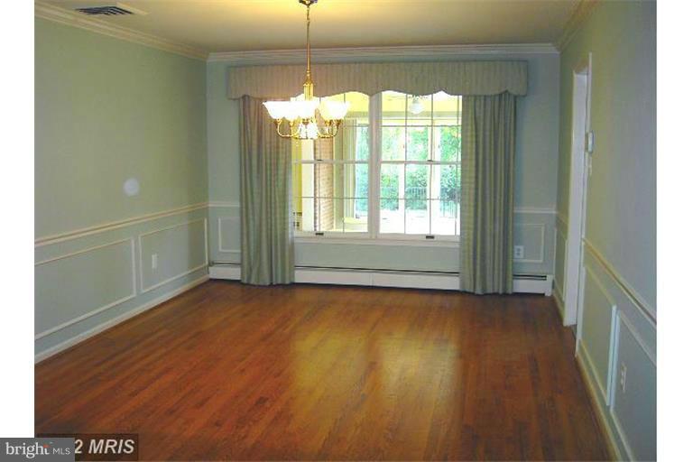 COUNTRY CLUB HILLS - Residential Lease