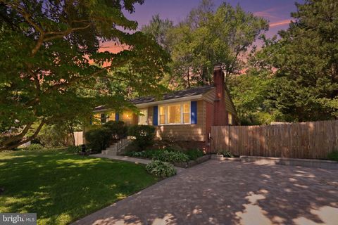 Photo of 5414 Queensberry Avenue, SPRINGFIELD, VA 22151 (MLS # VAFX2306248)