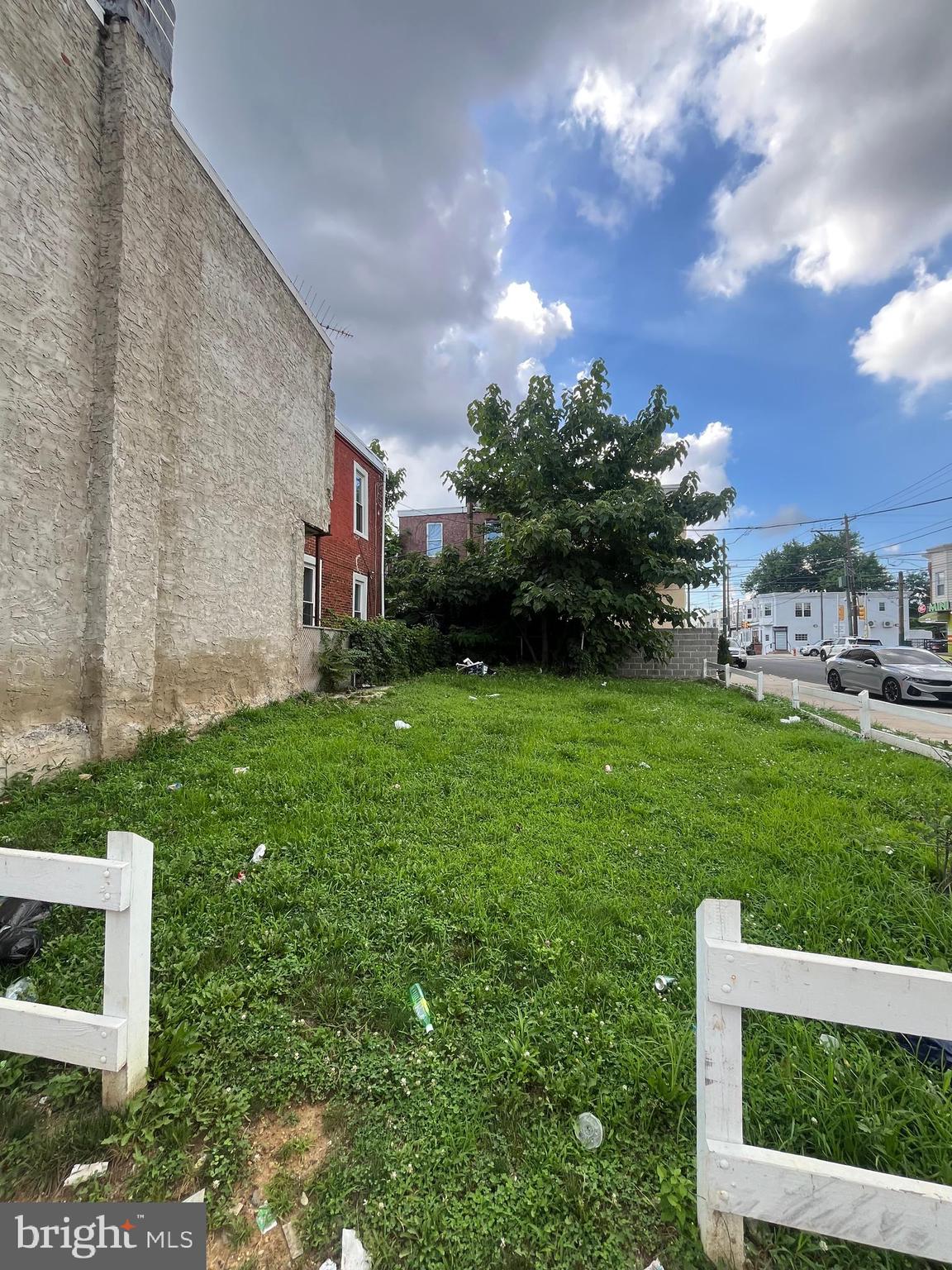 Investors, builders, innovators... this is an amazing opportunity to build a Commercial Mixed-Use Property (Zoned CMX2) and start collecting long-term rents. The commercial space has a lot of potential and can be a money maker for you or your future tenants! OR, if you were thinking of building a Single Family Dwelling, the seller has Architectural Plans for you to use at your disposal. Let's make a deal!