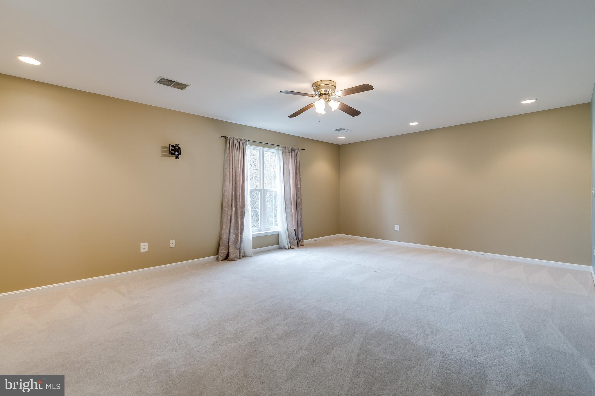 SIGNATURE AT BROADLANDS - Residential Lease