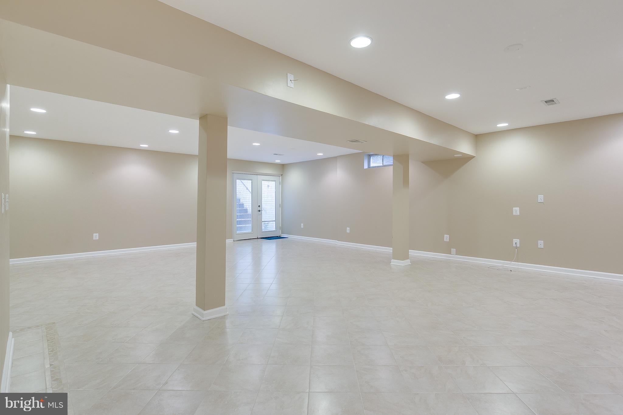 SIGNATURE AT BROADLANDS - Residential Lease