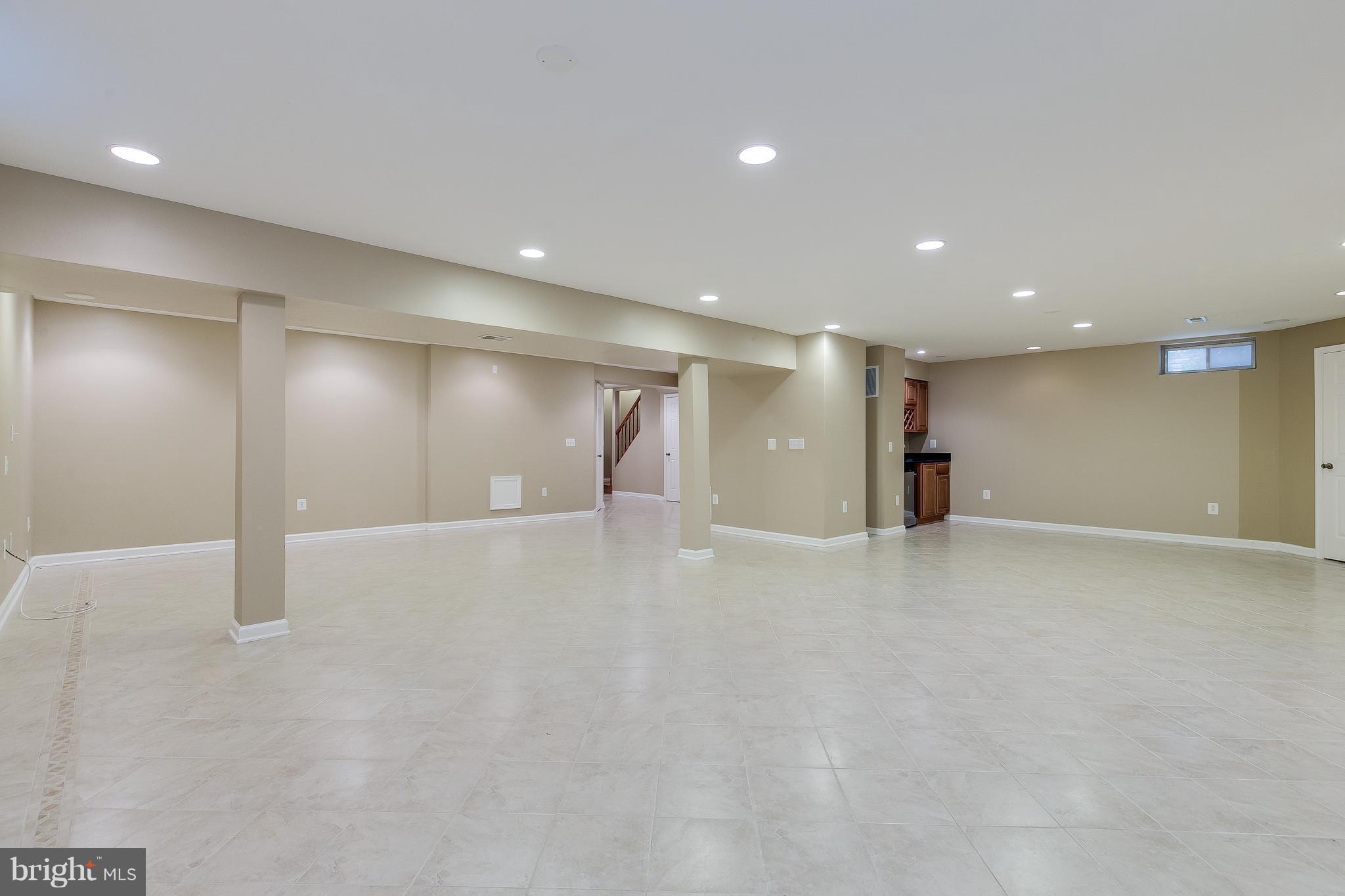 SIGNATURE AT BROADLANDS - Residential Lease