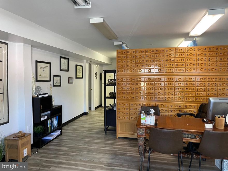 Charming light filled and fantastic office-retail-
space in downtown Occoquan.  Can also be used as starage—Close to shopping Restaurants and the River.  Right off Route 95 and Route 123. One parking space at front door and plenty of parking on Commerce St —About 550 square feet including a powder room — Engineered hardwood flooring thru out— Great location. Great price!!