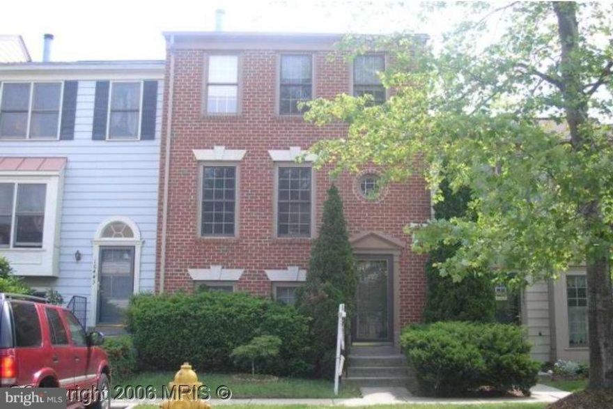 Beautiful brick front, 3 level townhouse, 3 bedrooms, loft and 2.5 baths. conveniently located near I-66 and shopping. Boost an open floor plan with fireplace in living room, eat-in kitchen, separate dining room, Fully fenced private back yard,  Convenient location, close to schools, shopping, text agent for any questions, Must see!