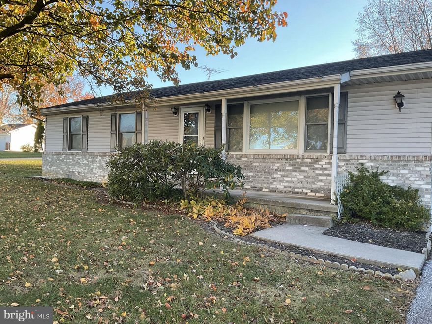 Cozy 3-bedroom single-family home with 2-car garage. Large kitchen, with washer/dryer hook-up, laundry area, Separate dining room, and Living Room.  Master bedroom with a full-size bathroom. Deck (to be replaced by spring), large yard.  The home has central AC just replaced in 2024, ceiling fans, and remotes for the garage. Pets are on a case-by-case basis only and with pet rent

Qualifications: 620+ credit score; must make 3 times the monthly rent. Background check performed.
