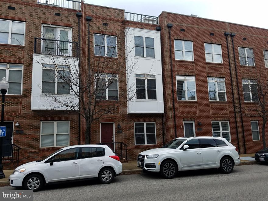 WATER-VIEW townhouse. 3BR, 2/2 Bath, Master Ste, hardwood floors, top of the line stainless steel kitchen with granite counters, 2 car garage, 1st floor office with french doors, wet bar in rooftop room with slider to deck. Easy walk to shops, dining, tide point area and seconds from beautiful Fort McHenry.