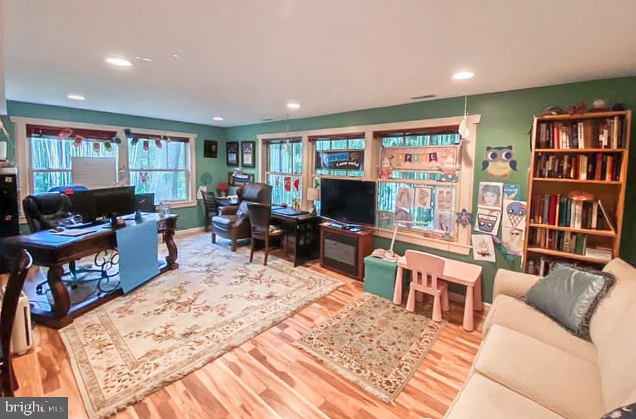 COUNTRY CLUB HILLS - Residential Lease